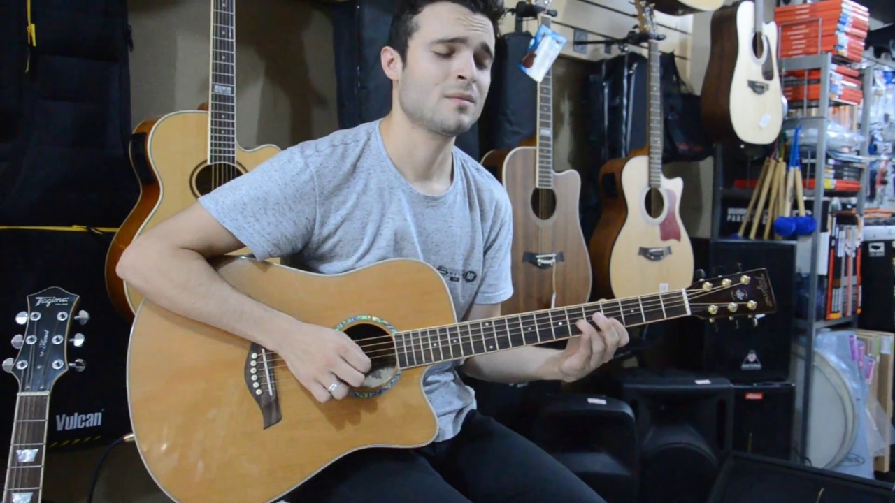 Marcos Pedro improvisando com um viol&atilde;o Tagima na Loja do ula