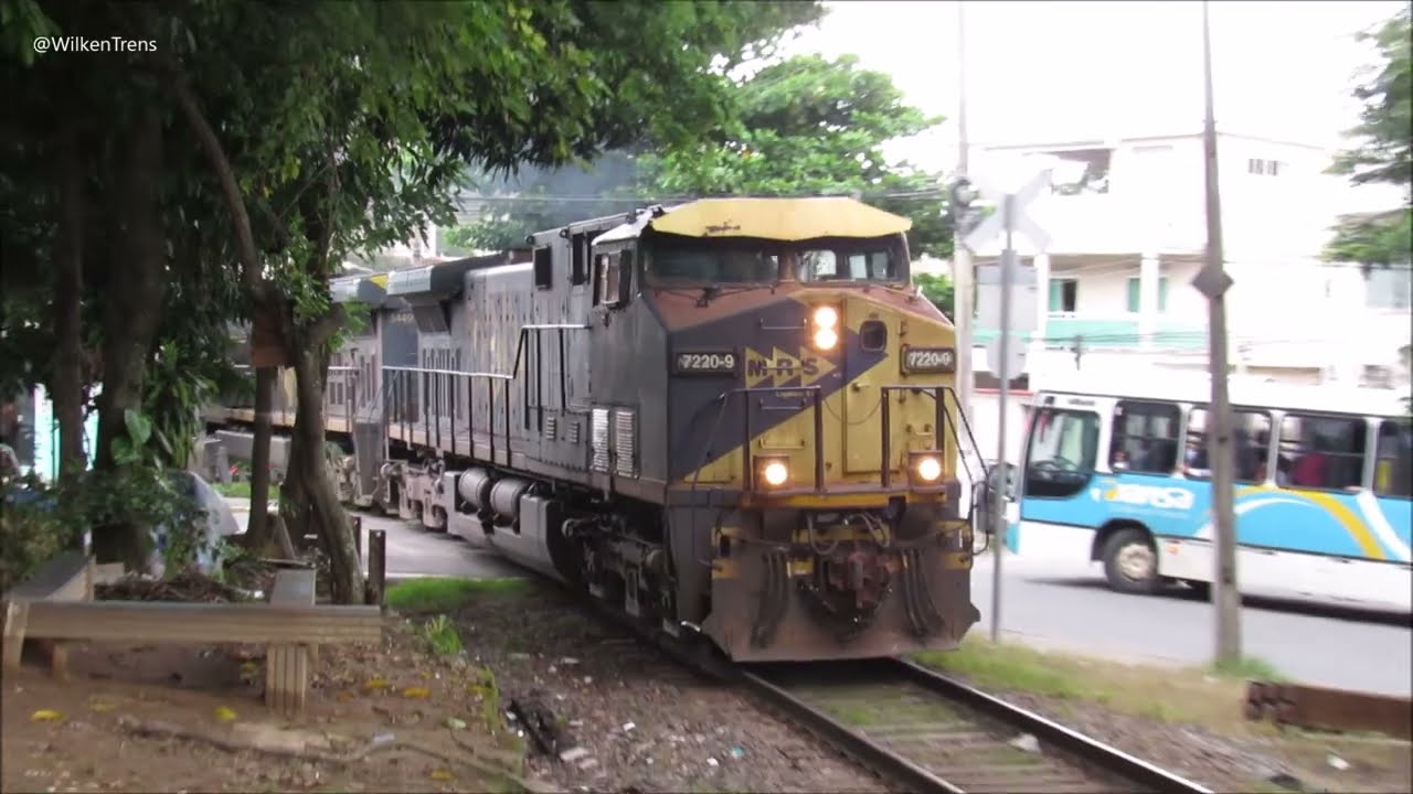 GE AC44i #7220-9 e #3449-8 com 136 vagões modelo GDT passando pelo bairro Centro de Três Rios - RJ.