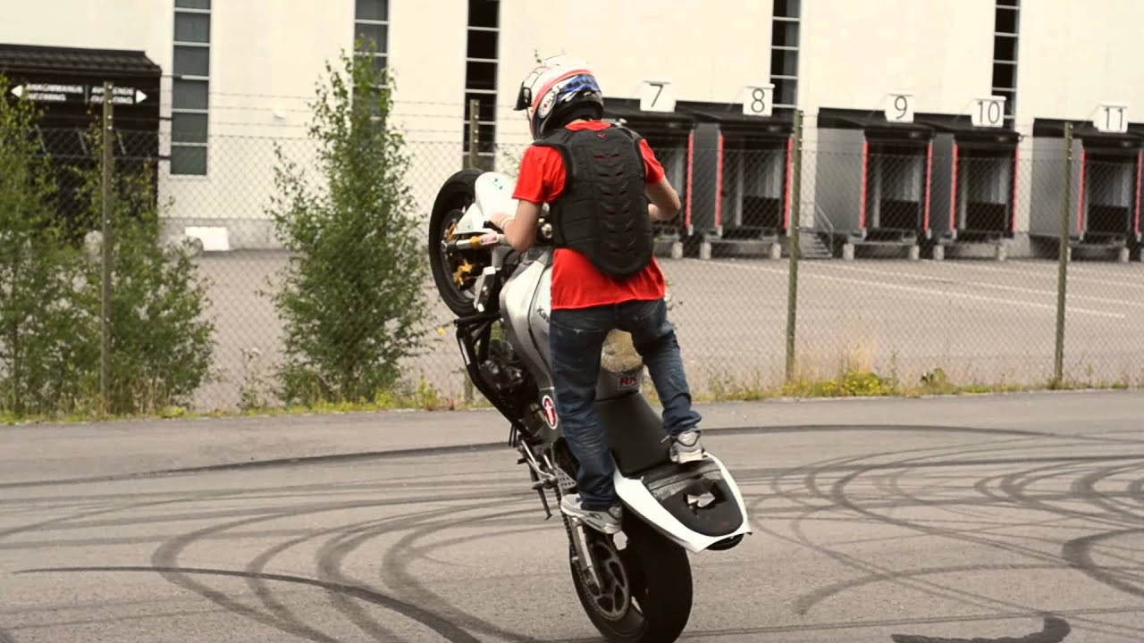 Supermoto, Stunt, Friends and Barbecue... Superretards know how to enjoy life! [Extras]