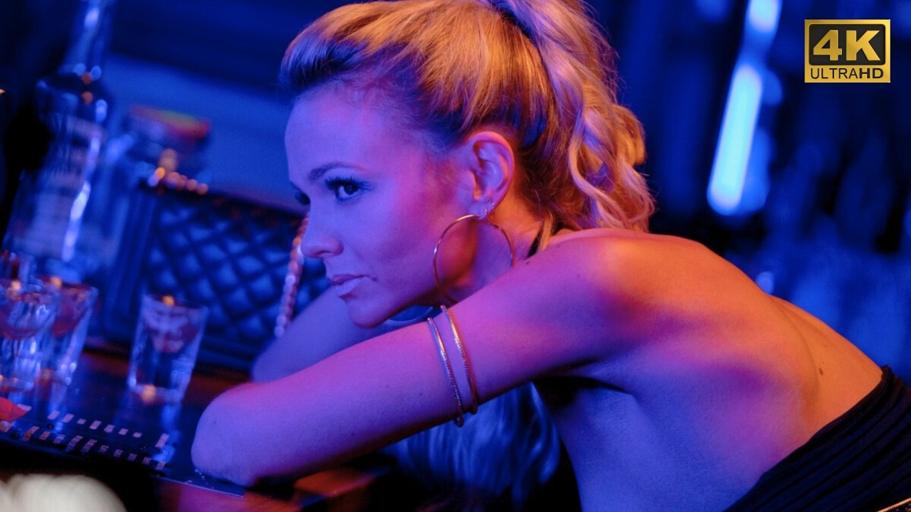 Oblečená v kostým zdravotní sestry unáší a mučí v noci muže, kteří jsou vinni smrtí její přítelkyně.