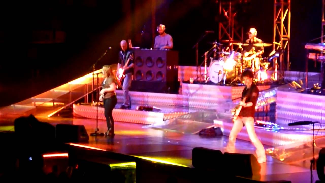 Kelly Clarkson - I Do Not Hook Up @ Acer Arena 17 April 2010