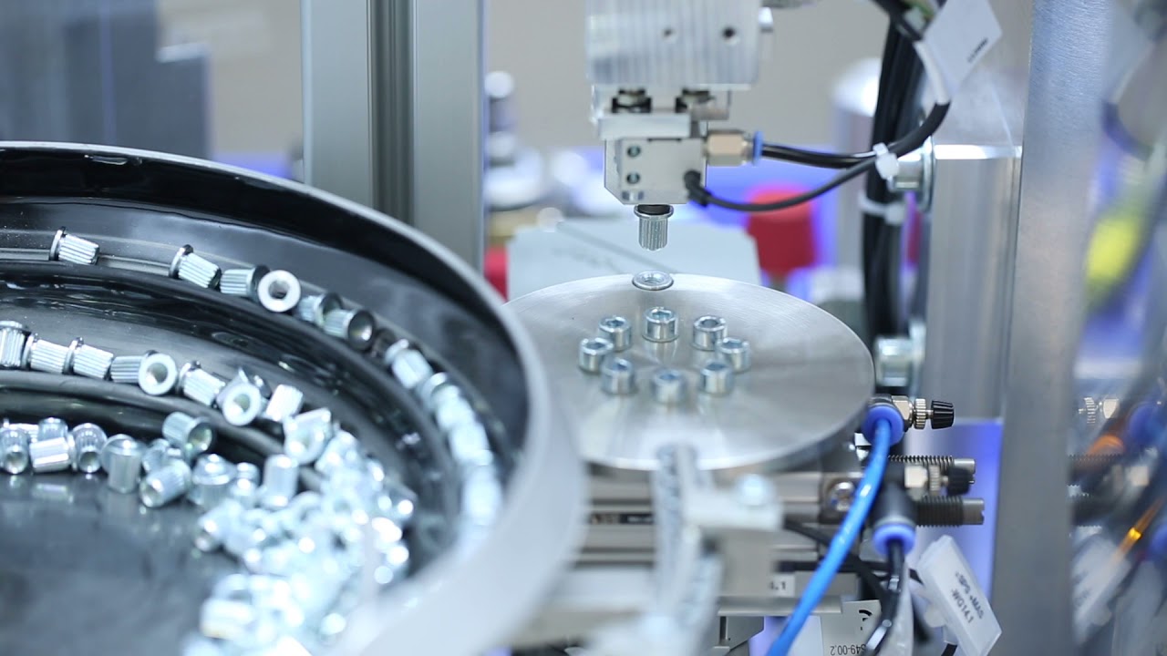 Kalteinpressanlage mit automatischer Zuführung