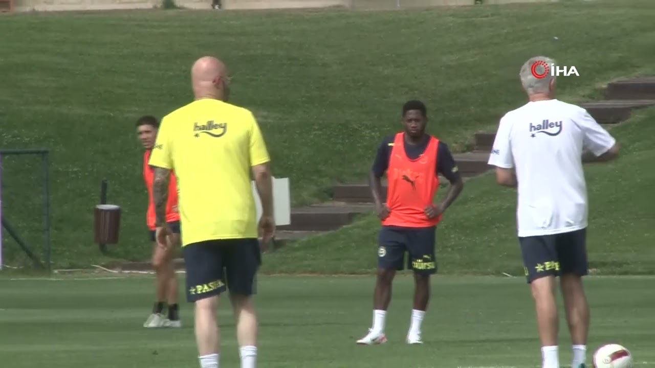 Jose Mourinho sahaya indi, Fenerbahçe taraftara açık antrenman yaptı