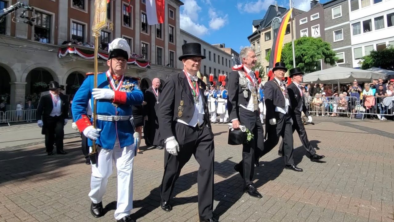 Neusser Bürger Schützenfest 2024 - Aufmarsch des Schützenregiments auf dem Markt am 25. August 2024