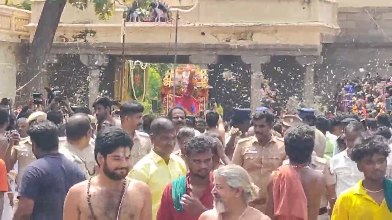 அழகர்மலை வந்தடைந்த மாயழகனை பூமழை தூவி வரவேற்ற அழகிய தருணம் 2025