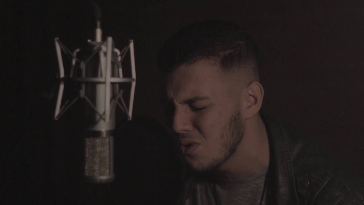 Em Teus Bra&ccedil;os - Andr&eacute; Cardoso (Cover)