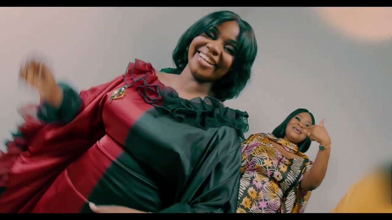 Choisie Basolua - Au Controle Feat Trina Fukiau (Clip Officiel)