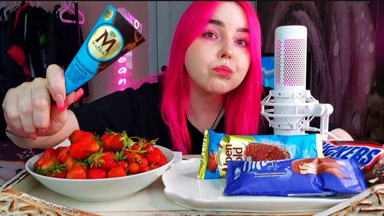 Мороженое и ягоды мукбанг/еда на камеру/mukbang