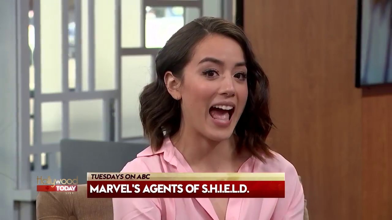 Chloe Bennet no programa Hollywood Today Live. (30/01/2017) LEGENDADO CC PT-BR