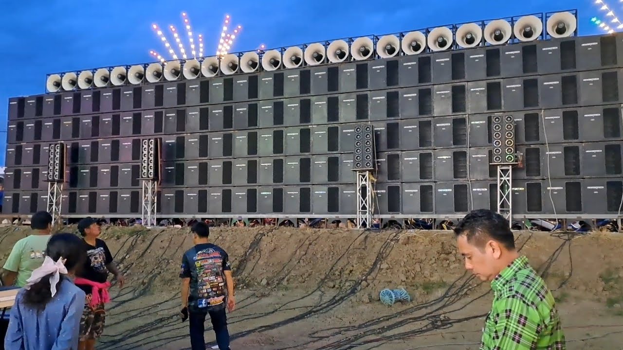 ชมชุดเครื่องไฟวอเทค120ดอก.และหนังชนอีก8จอ8บริษัท..แรงๆทั่งนั้น