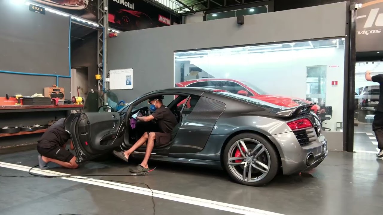 Teaser Audi R8 com pacote carbono