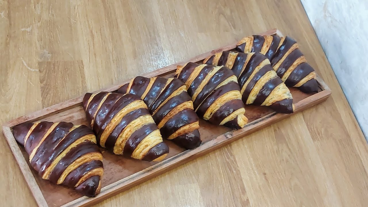 Croissants bicolores croustillants كرواسون مقرمشين بعجينة خفيفة وبطريقة سهلة