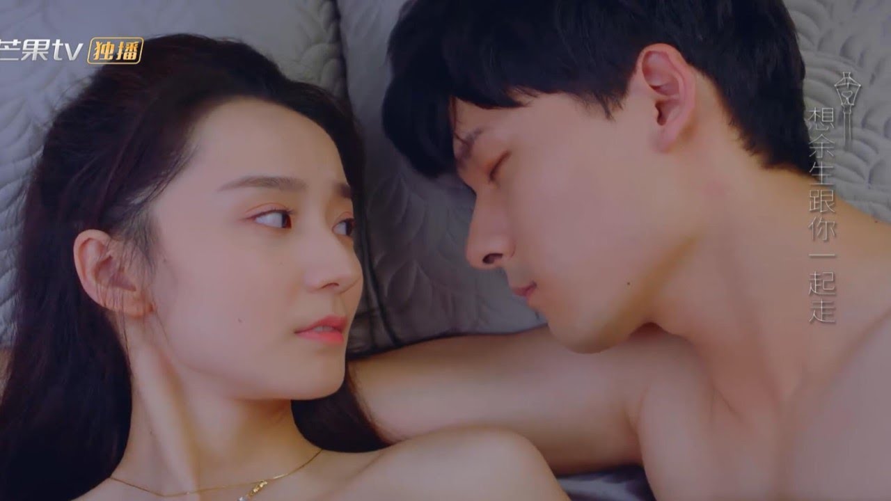 The girl was forced to fall in love with a super  star💖,and was asked to sleep together at night💞