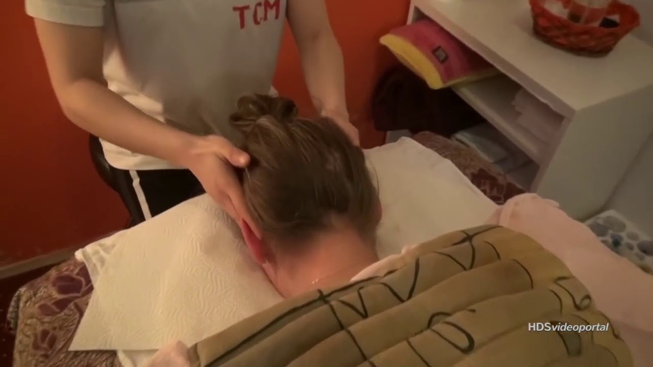 TCM Traditonelle chinesische Medizin   Massage, Kopf  Nackenmassage bei  Chinamassage in Berlin