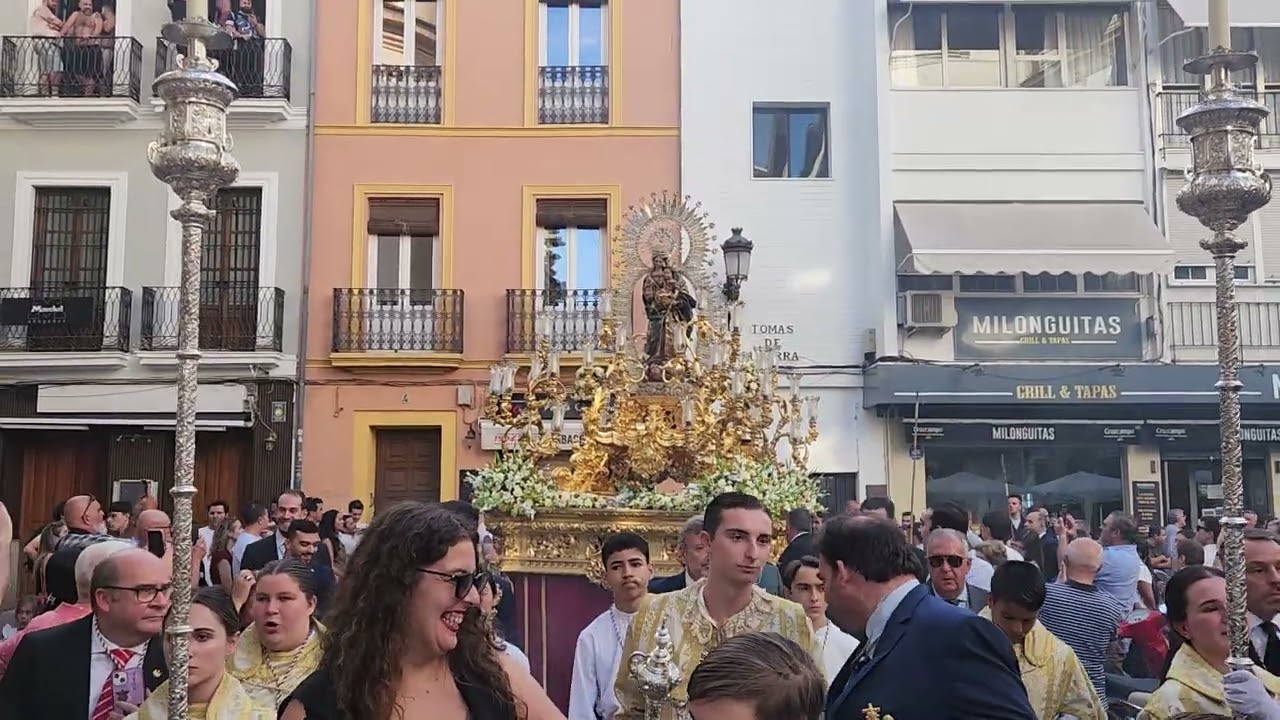 La Virgen del Rosario de Las Aguas volvió a procesionar entre el fervor del Arenal
