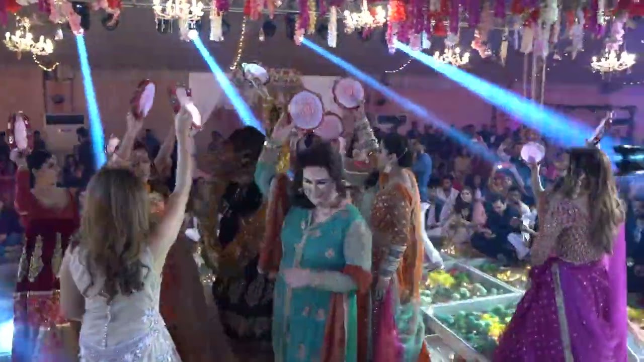Hareem Farooq Mehndi dance at wedding