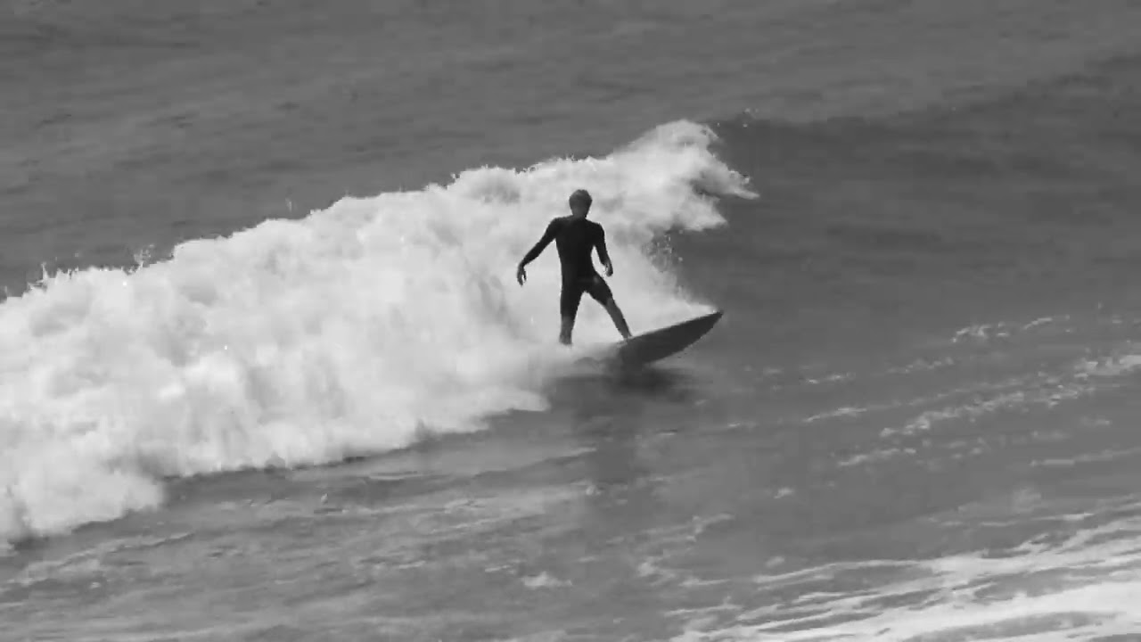 SURFING WHALE BAY RAGLAN