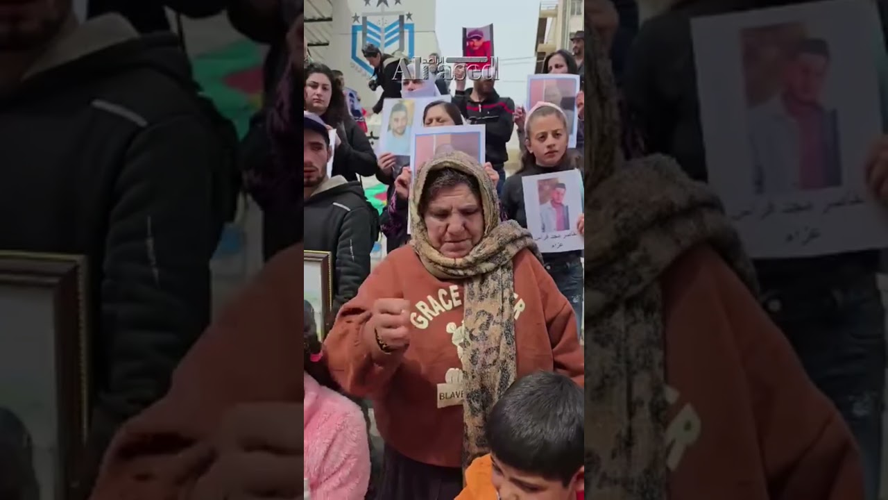 شاهد| تحاول الجدة أن تهدئ من روع الطفل؛ تقول: 