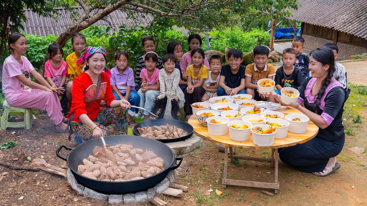 Anna Cooks a Huge Meat Pot to Treat the Children in the Village - Bếp Trên Bản