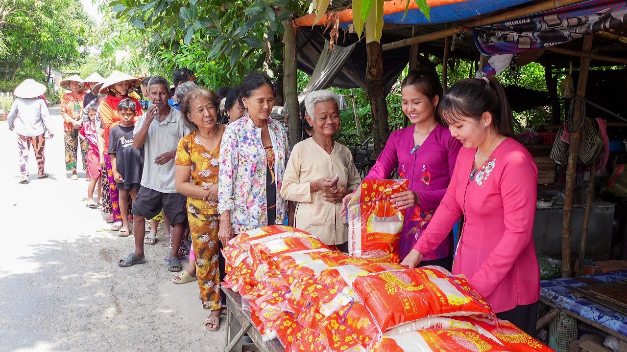 Bà Con Khmer Vui Mừng Nhận 50 Phần Gạo Ý Nghĩa từ Dì Ngọc Trinh Gửi Tặng | HQ #1859