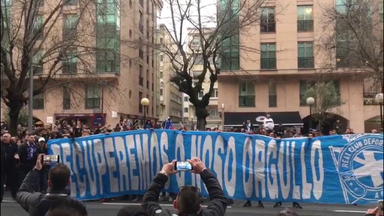 Los Riazor Blues se manifiestan en contra de la situación actual del Deportivo