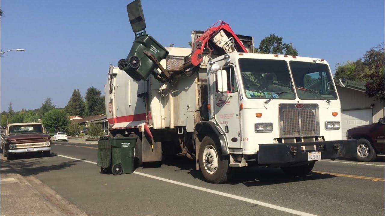 Growling Peterbilt 320 • Leach Curbtender Garbage Truck