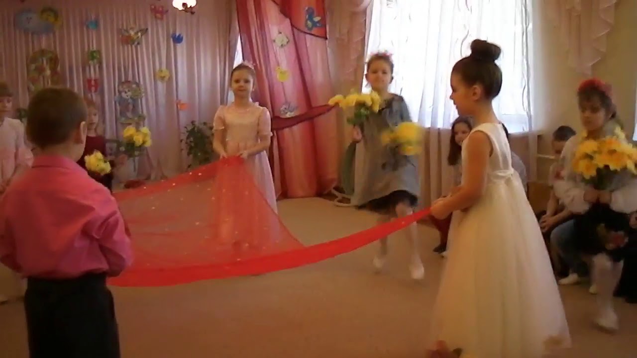 Танець з квітами та тканиною