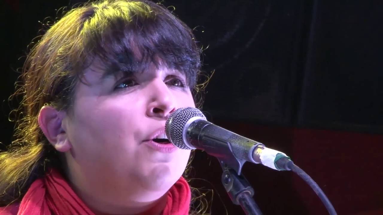 Yoli Campos - Bajo la sombra de un árbol.