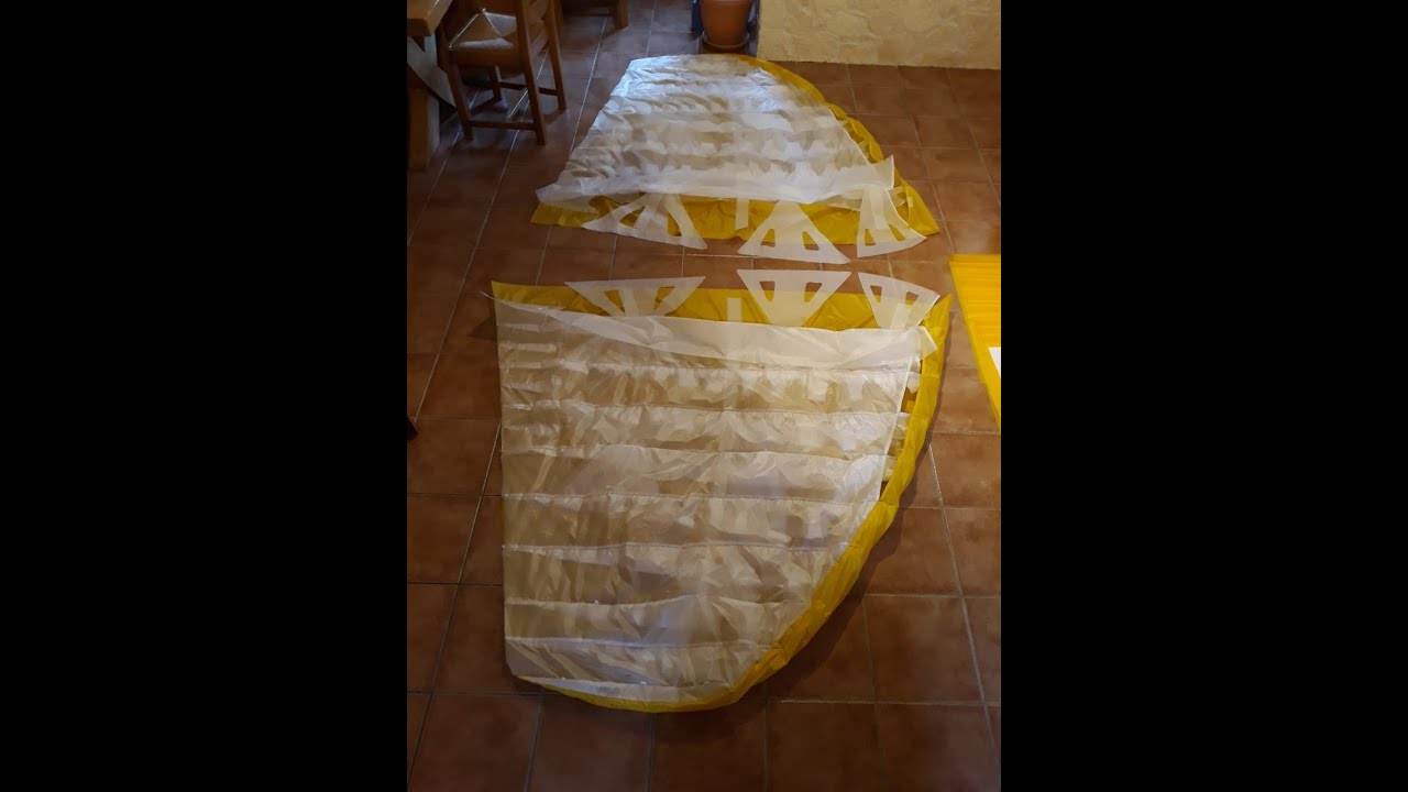Ce mec est fou ... il fabrique un parapente de 25m2 !!! 😯