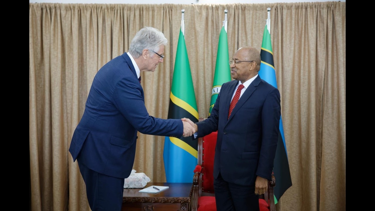 Доктор Мвиньи Атета и посол Словакии в Занзибаре.