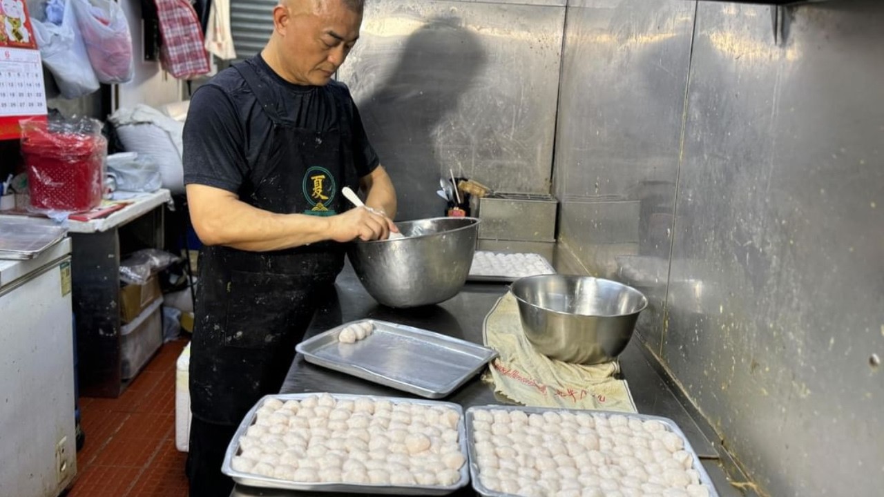 如何製作軟漿手打魚蛋 - 佐敦夏銘記 How to make Homemade Fish Balls - Ha Ming Kee Noodle Shop #hongkong #localfood