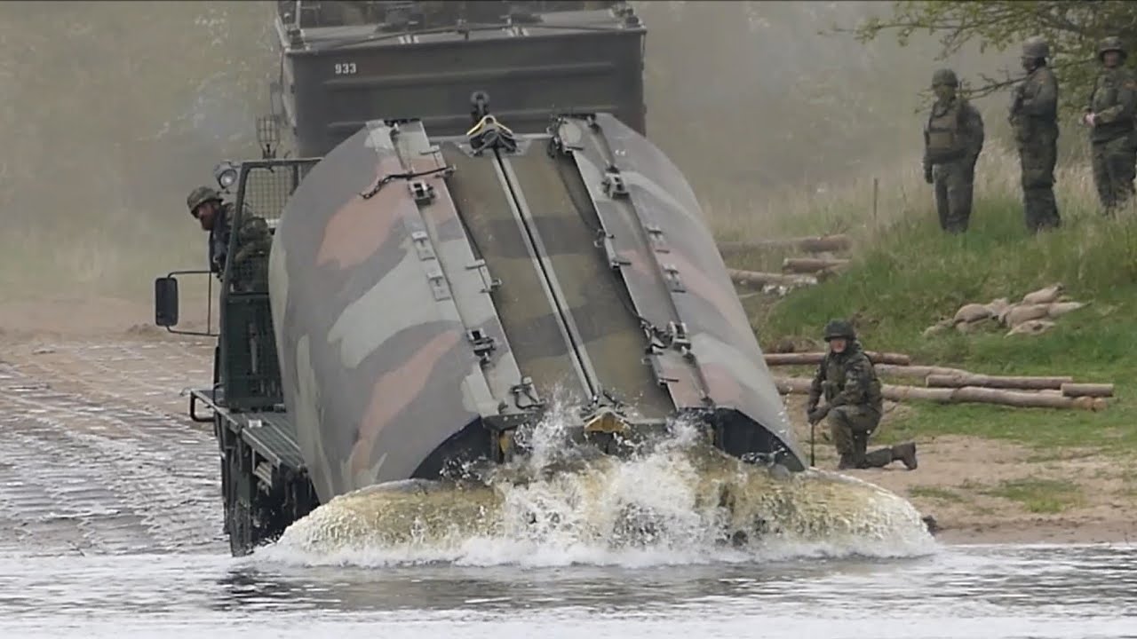DEU/GBR PiBrBtl 130- Bau Faltschwimmbrücke auf der Elbe