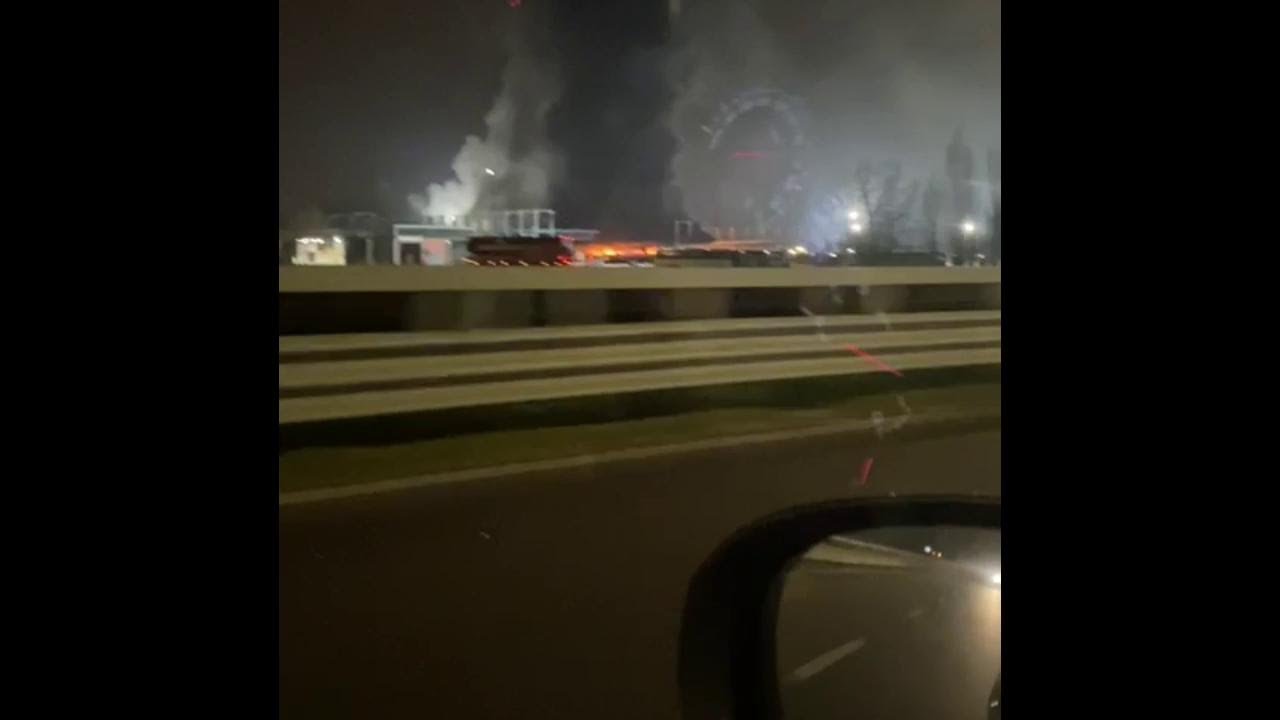 Reggio Emilia, esplosioni tra gli autobus avvolti dalle fiamme in via del Chionso
