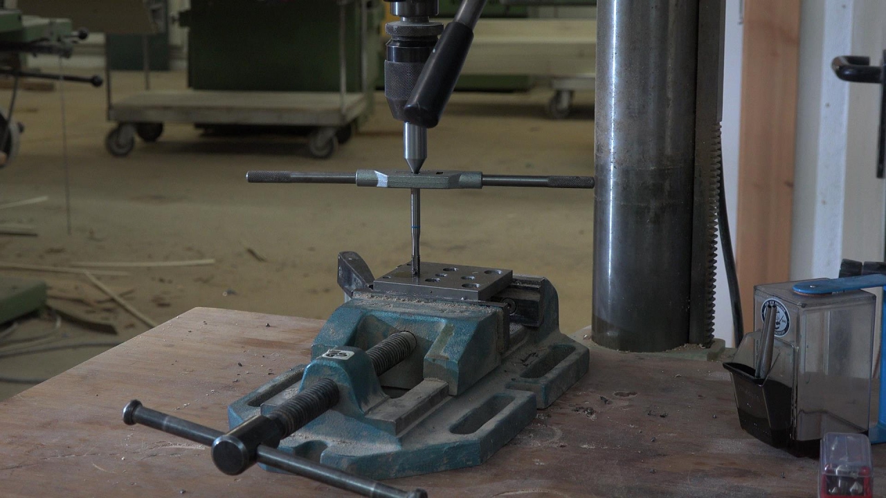 Gewinde schneiden an der Bohrmaschine/Thread cutting on a Drill press
