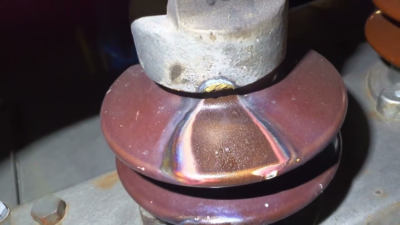 Lokomotywa EU07 - izolator odłącznika pantografu