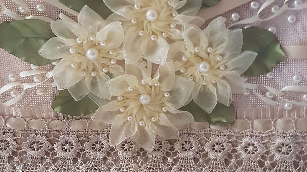Uma toalha bordada com organza na cor  clássica e elegante.