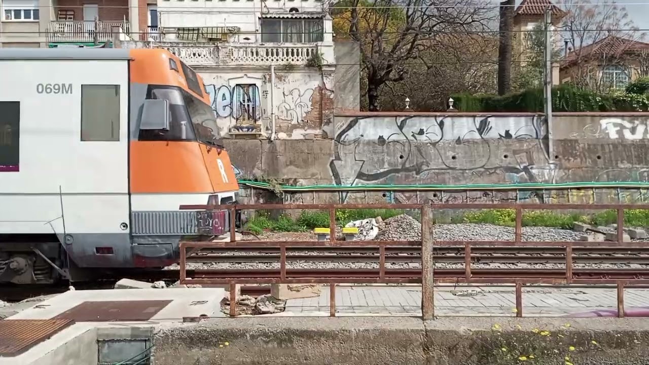 Trenes de Rodalies de Catalunya UT 447/ Civia 465 linea R4 por Sant Feliu
