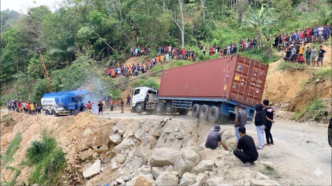 BATU JOMBA”SAMPAI MACET PANJANG❗️TRAILER GAGAL MELEWATI JALUR SEMPIT.