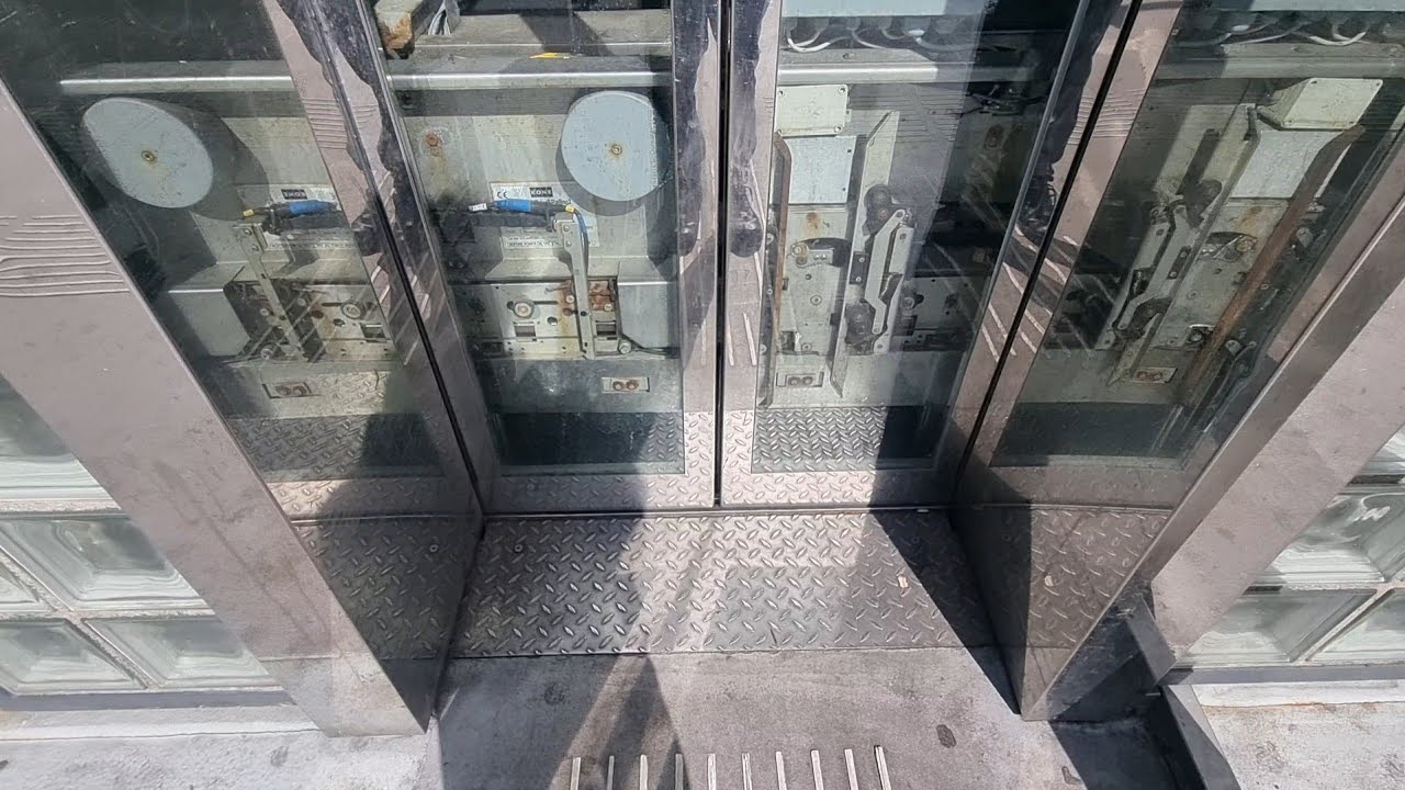 (HUGE GAP BETWEEN DOORS) An 2002 roped hydraulic Kone lift @ Pernis subwaystation, Rotterdam (NL 🇳🇱)