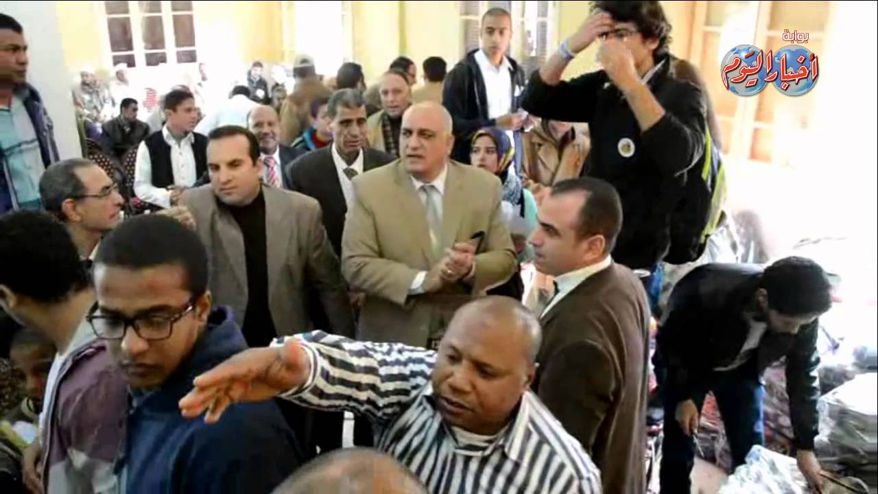 طلاب جامعة عين شمس يوزعون البطاطين على اهالى قرية دست الأشراف بكوم حمادة