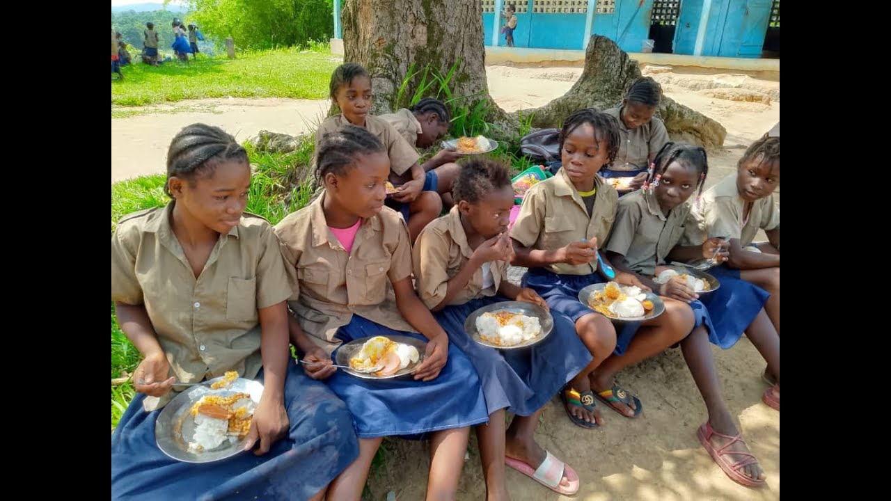Les enfants bénéficiaires de Linzolo – Cantine scolaire et solidarité | KMT Congo