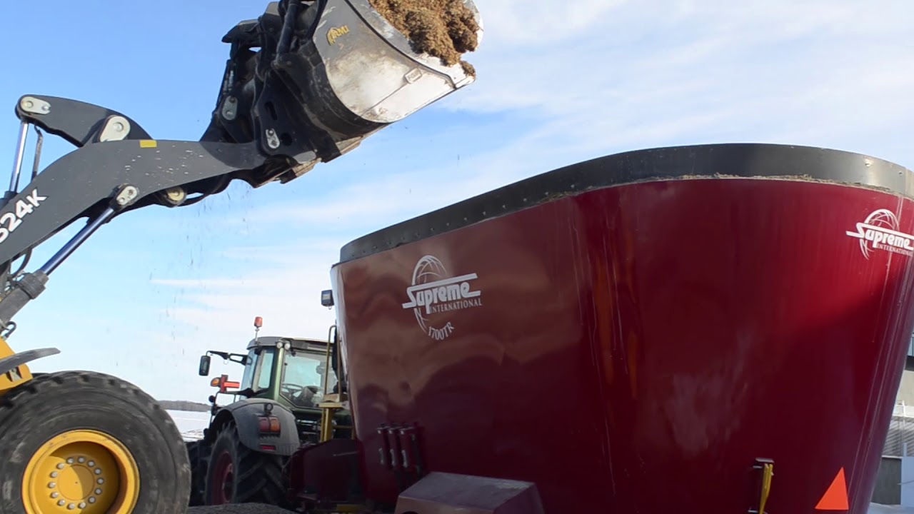 Supreme 1700TR TMR Mixer Working at a Dairy