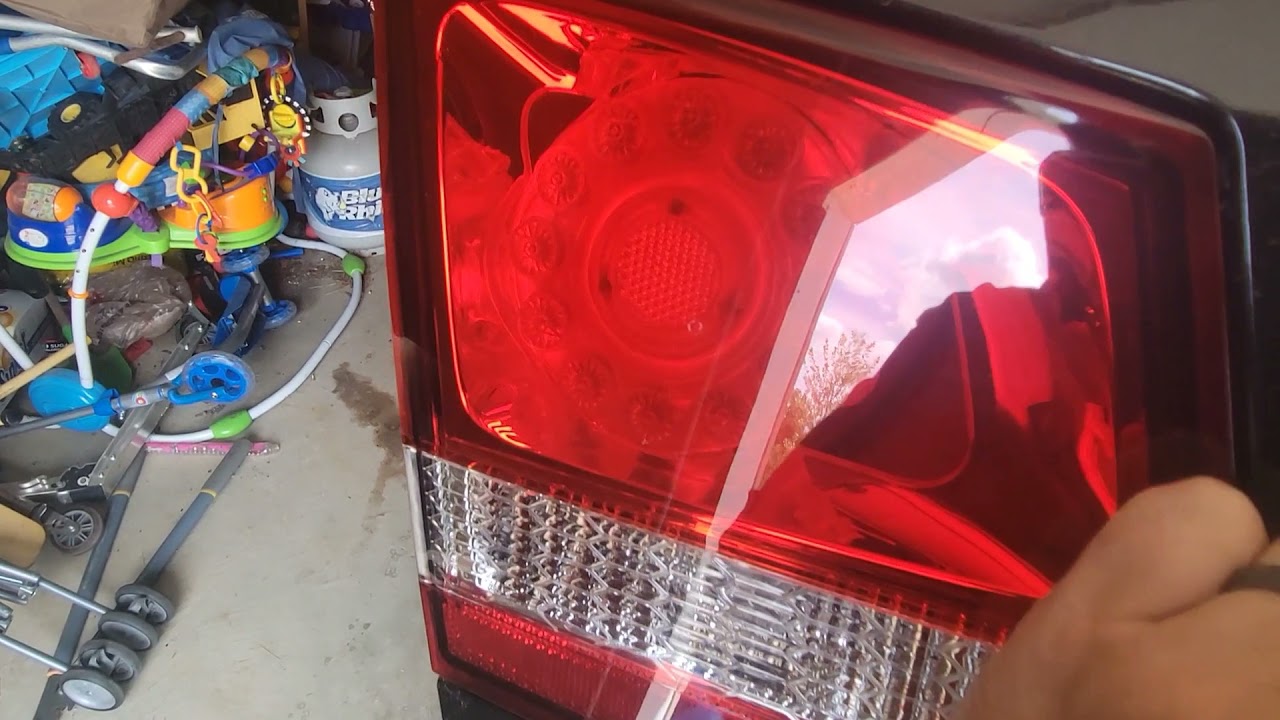 Замените светодиодный задний фонарь на Dodge Journey 2012 года выпуска.