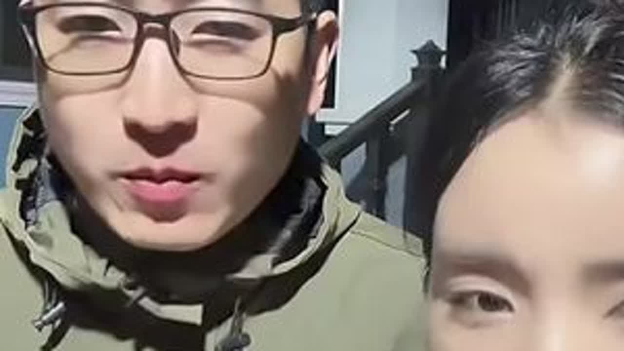 大山一个星期才洗一次澡，是什么习惯？阿诗夹在大山和爸妈之间，太难了。#大山在旅行 #老挝建房 #哈尼诗诗 #老挝媳妇