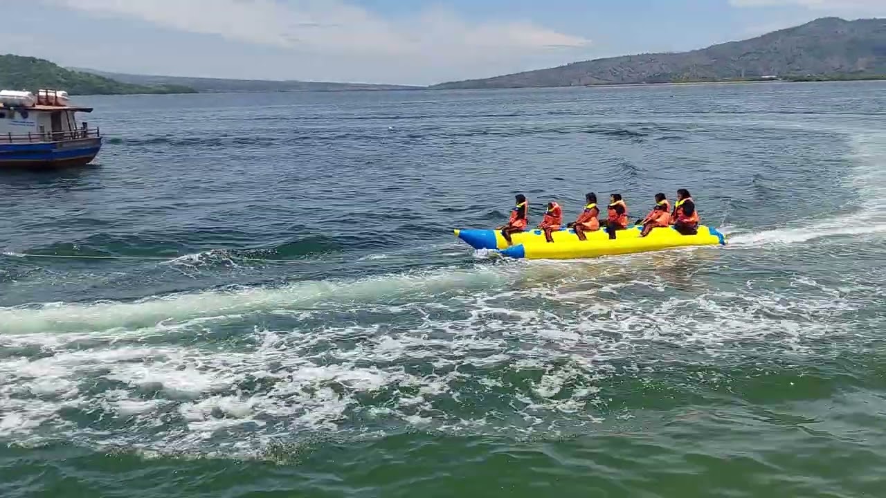 Pantai Lawata Kota Bima ada permainan Banana Boat
