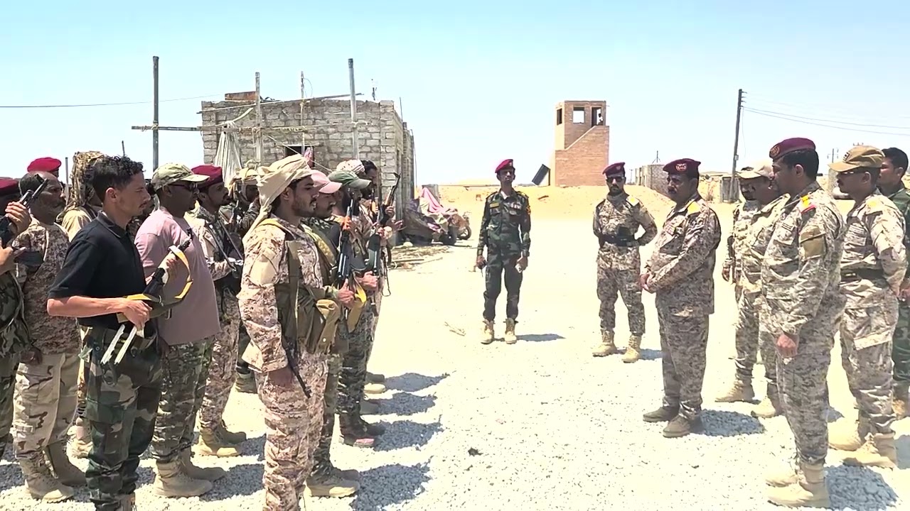 قائد المنطقة العسكرية الثانية يتفقد جاهزية النقاط العسكرية على مداخل مدينة المكلا