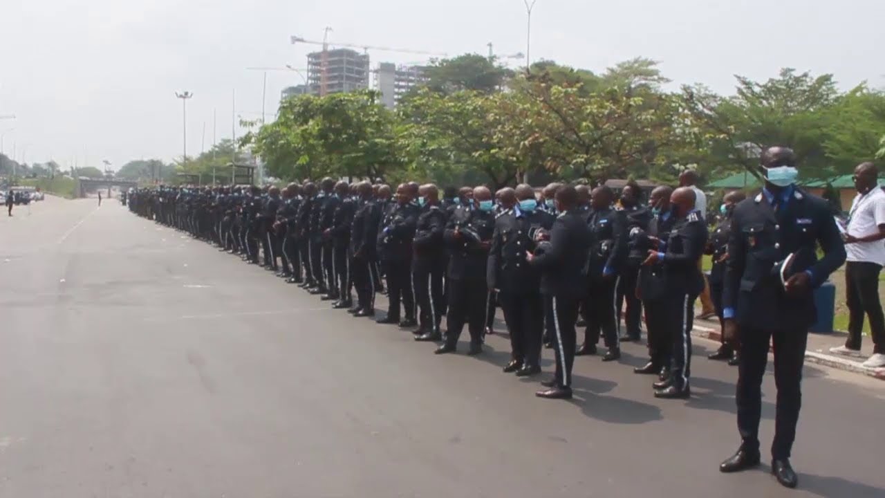 DOUALA DES ÉPAULETTES ET DIPLÔMES REMIS À 400 POLICIERS