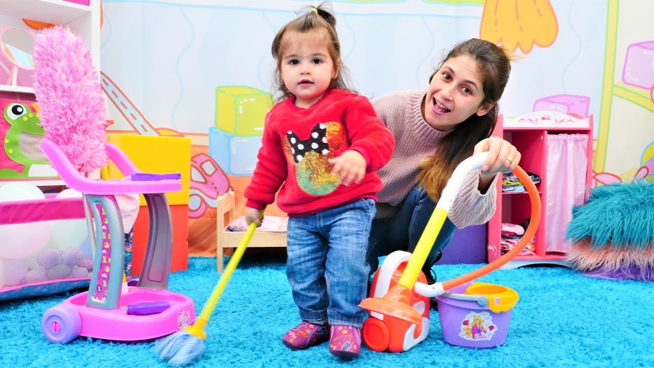 Çocuk oyunları. Ayşe Defne ile temizlik yapıyor! Kız videosu