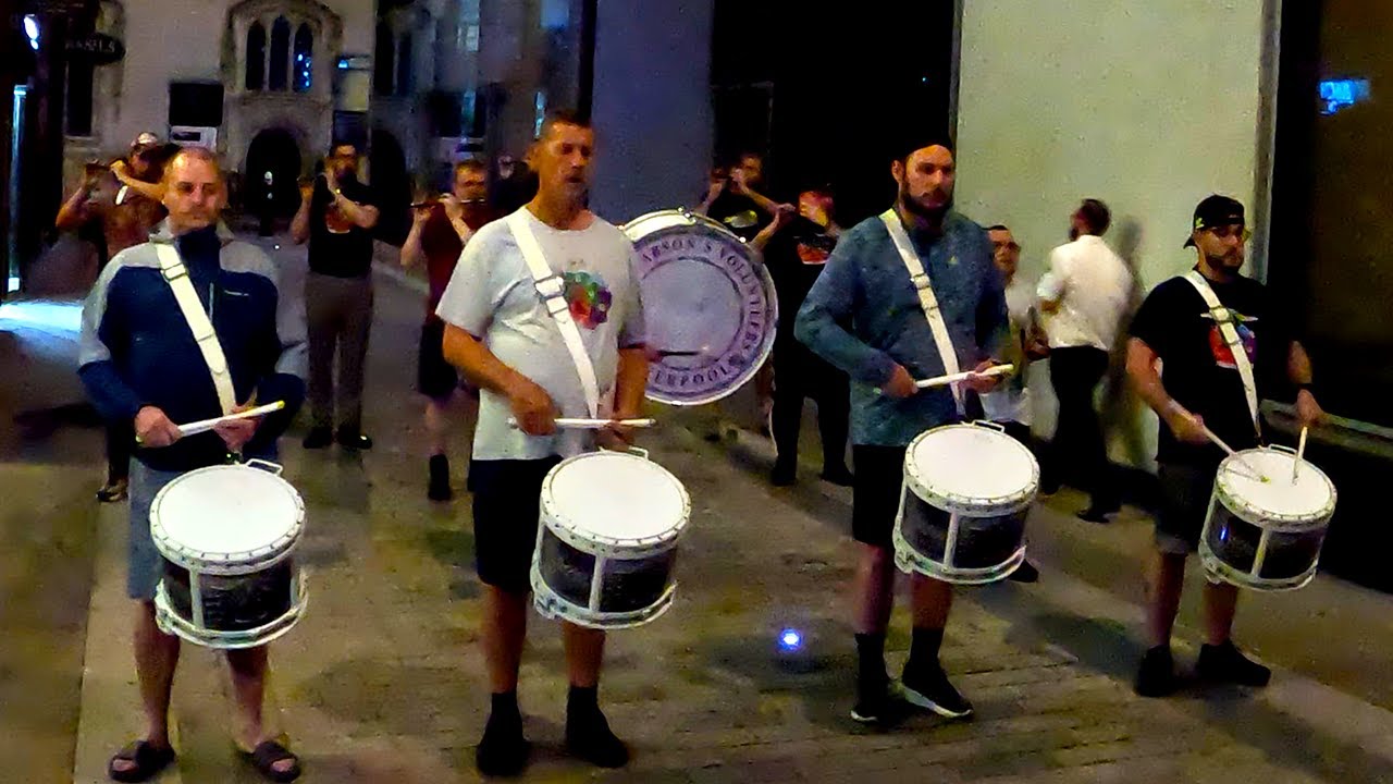 Young Carson Volunteers Playing in London