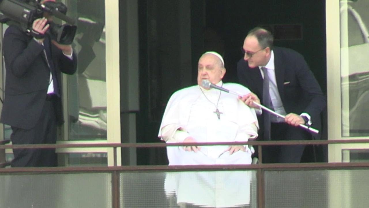 Saluto e pollice alzato: il PAPA si affaccia al balcone del GEMELLI